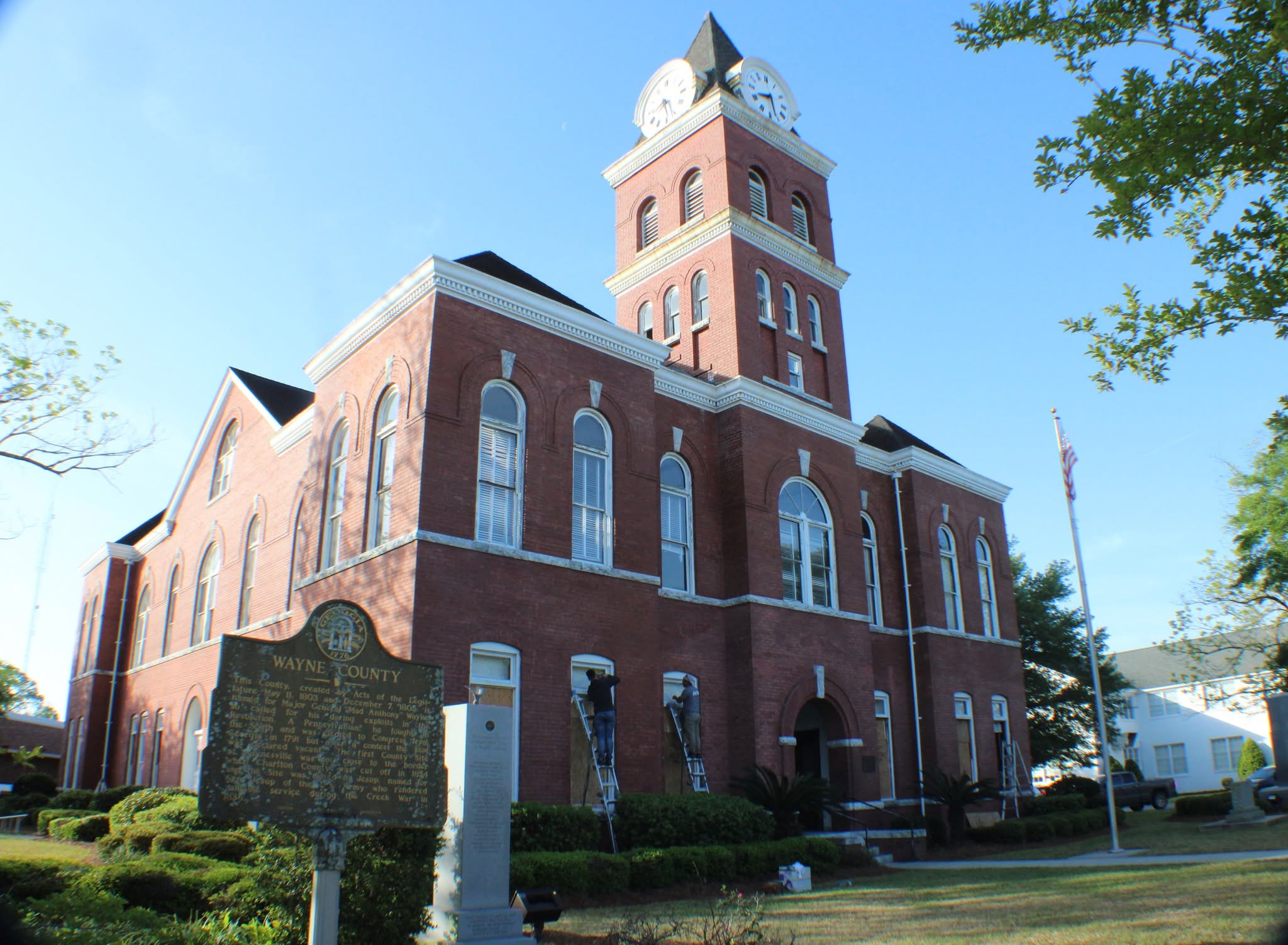 The Wayne County, Georgia courthouse with the historical placard in the left front corner.